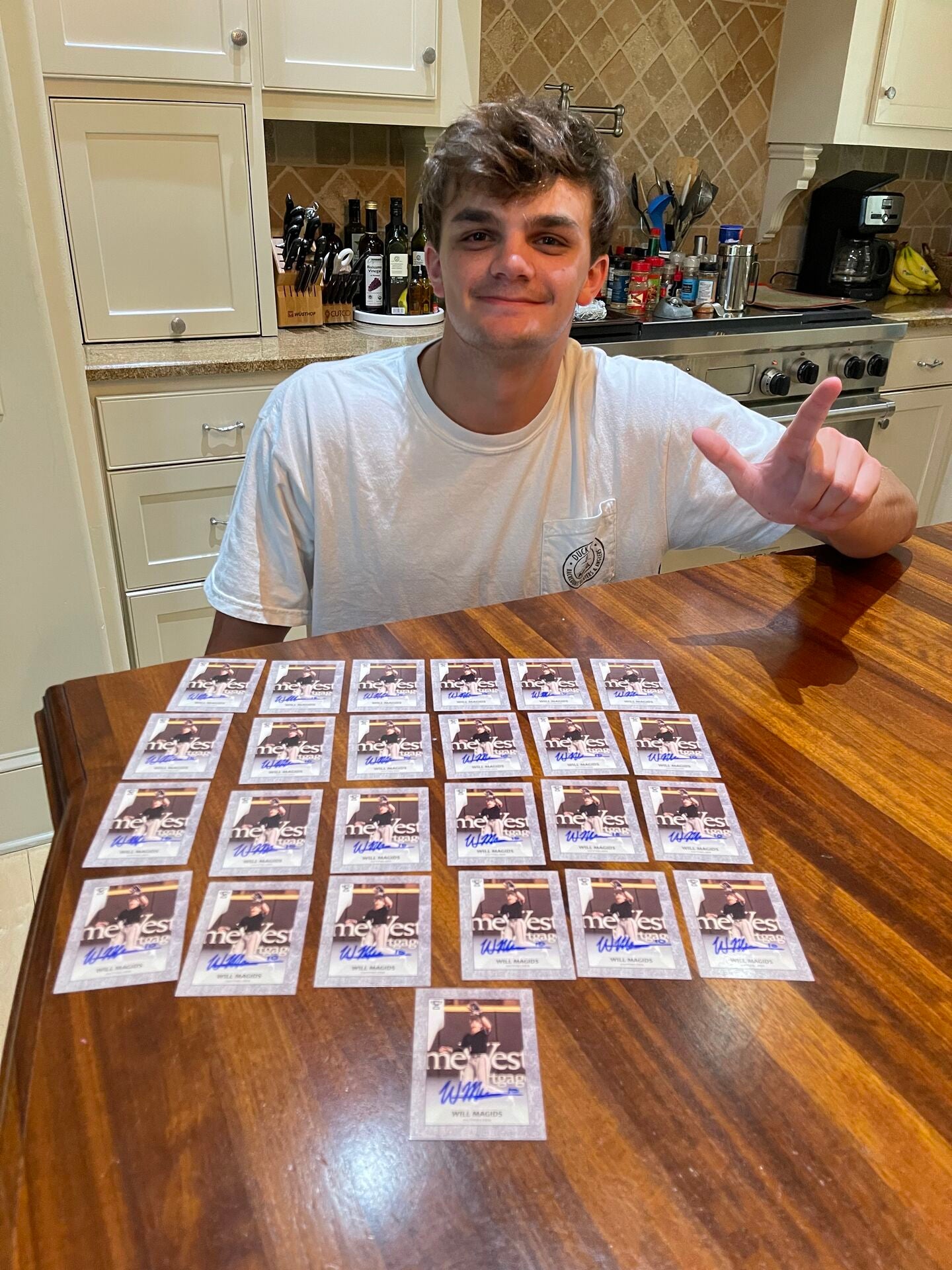 Will Magids signing his autographed trading cards.